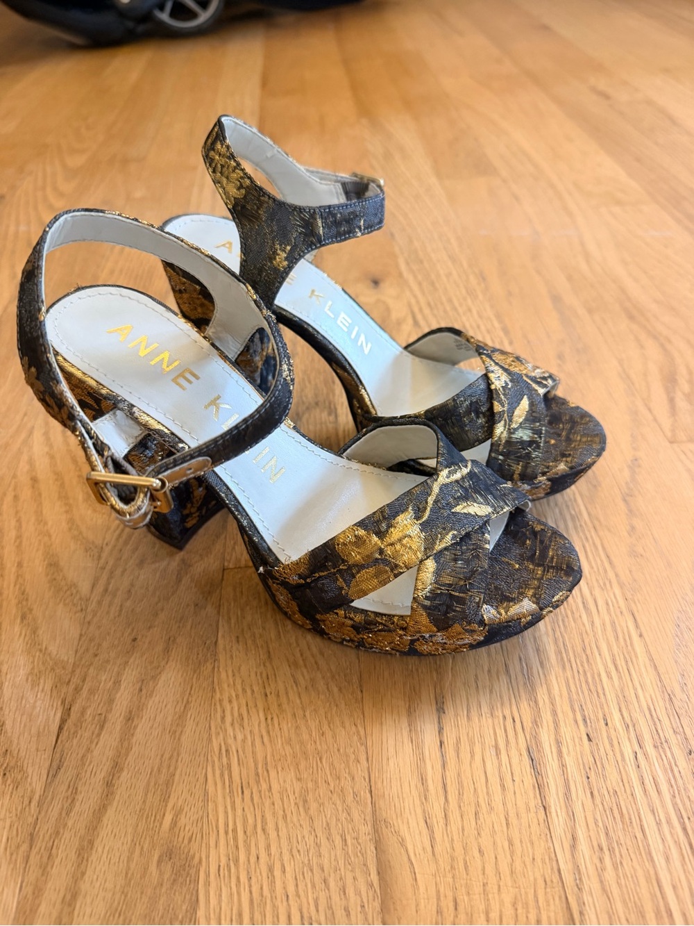 Ladies Size 6.5M "Anne Klein" Black & Gold Floral Block-Heel Sandals GUC